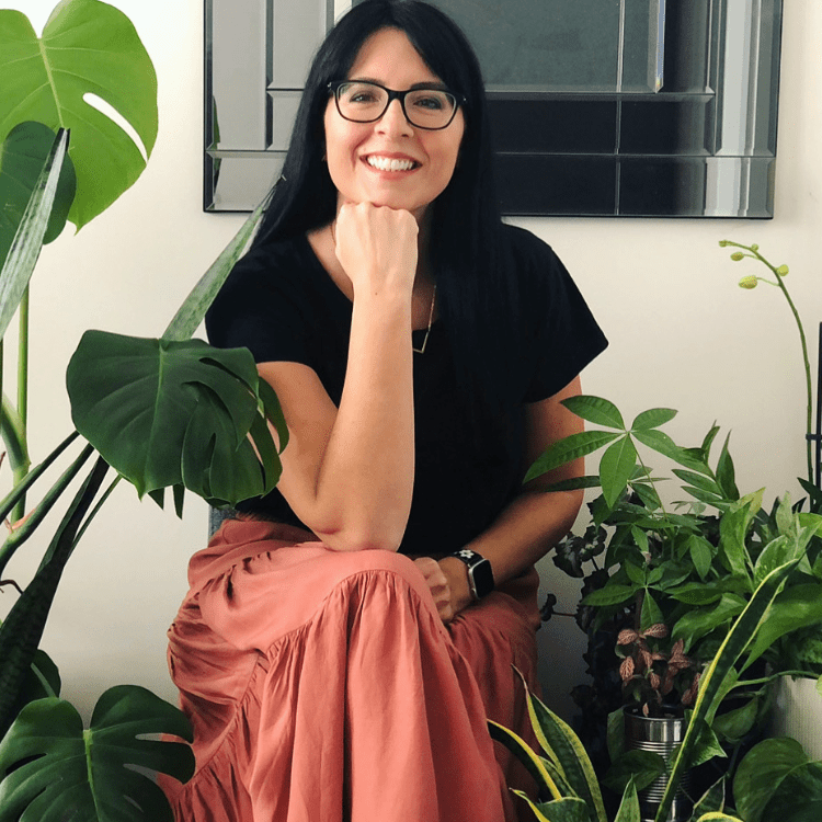 Expert pods – ELLEN MARY Ellen Mary smiling at the camera among plants